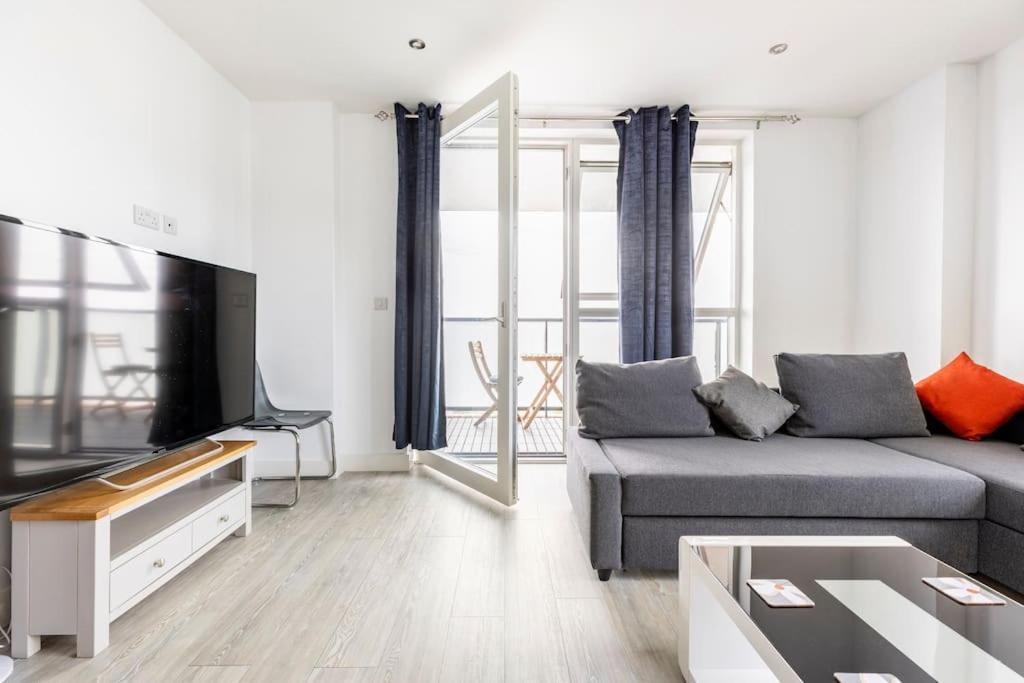 Stylish & Comfortable Top-Floor Flat In Harrow London Exterior photo